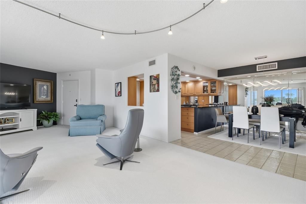 待售: $695,000 (2 贝兹, 2 浴室, 1235 平方英尺)