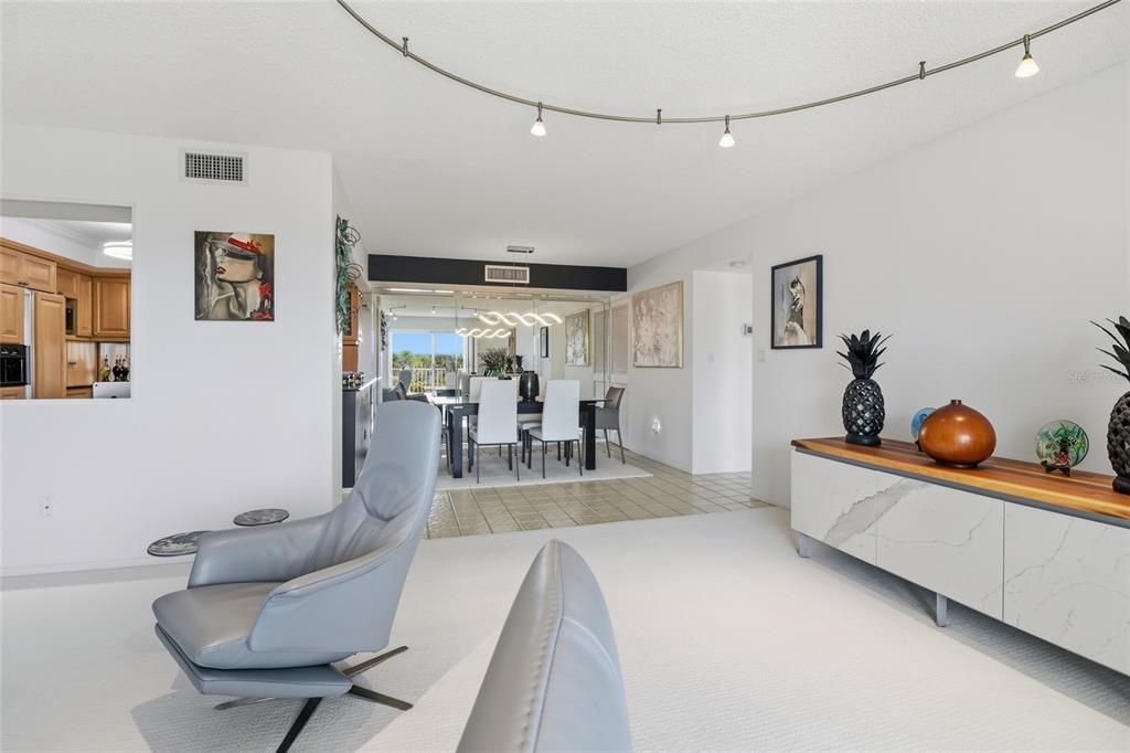 待售: $695,000 (2 贝兹, 2 浴室, 1235 平方英尺)