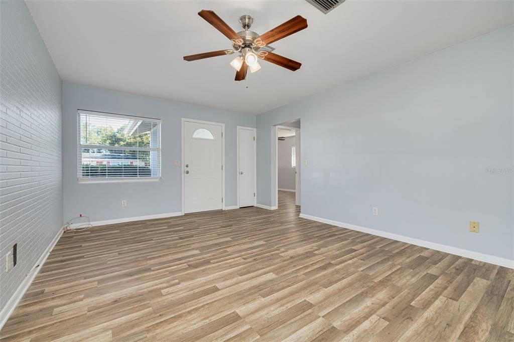 Active With Contract: $299,400 (2 beds, 1 baths, 1035 Square Feet)