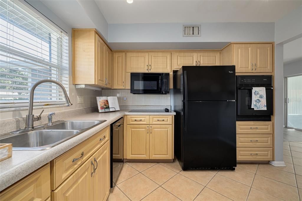 Active With Contract: $299,400 (2 beds, 1 baths, 1035 Square Feet)