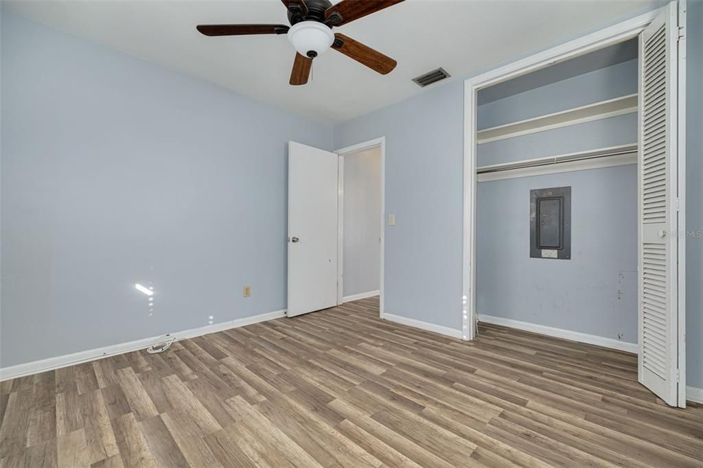 Active With Contract: $299,400 (2 beds, 1 baths, 1035 Square Feet)