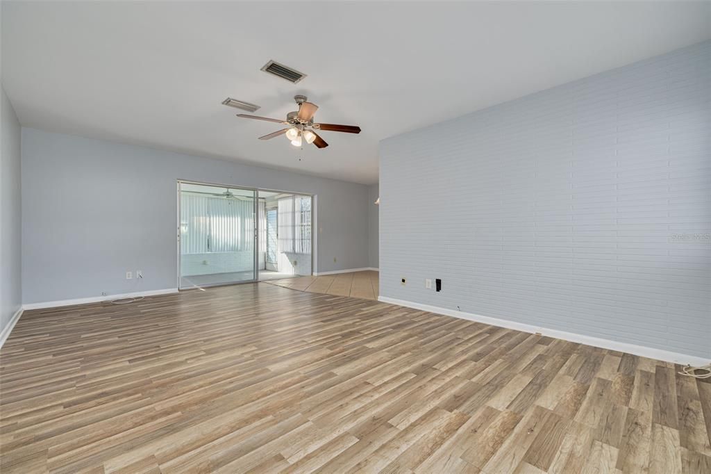 Active With Contract: $299,400 (2 beds, 1 baths, 1035 Square Feet)