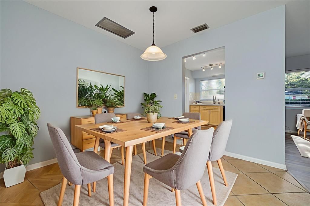 Active With Contract: $299,400 (2 beds, 1 baths, 1035 Square Feet)