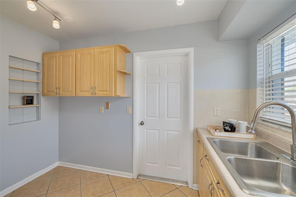 Active With Contract: $299,400 (2 beds, 1 baths, 1035 Square Feet)