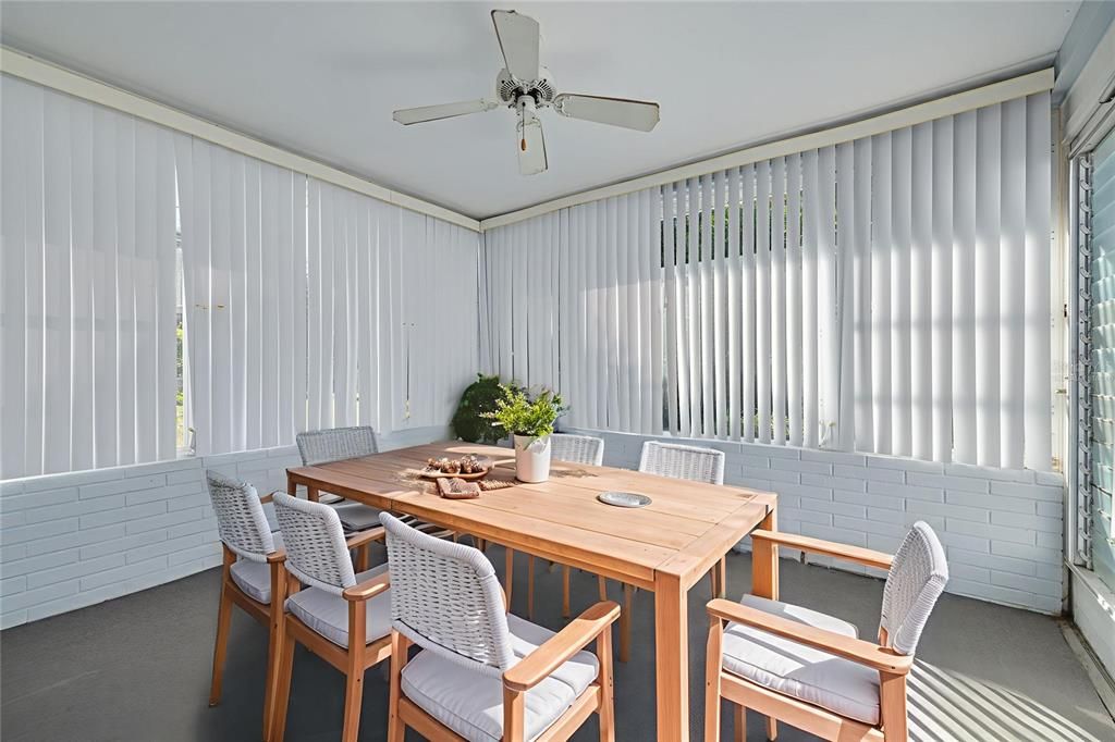 Active With Contract: $299,400 (2 beds, 1 baths, 1035 Square Feet)