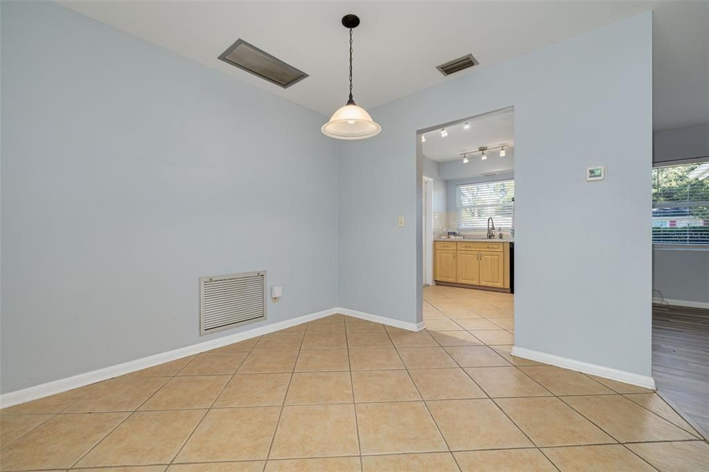 Active With Contract: $299,400 (2 beds, 1 baths, 1035 Square Feet)