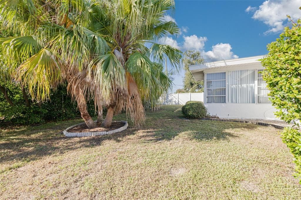 Active With Contract: $299,400 (2 beds, 1 baths, 1035 Square Feet)