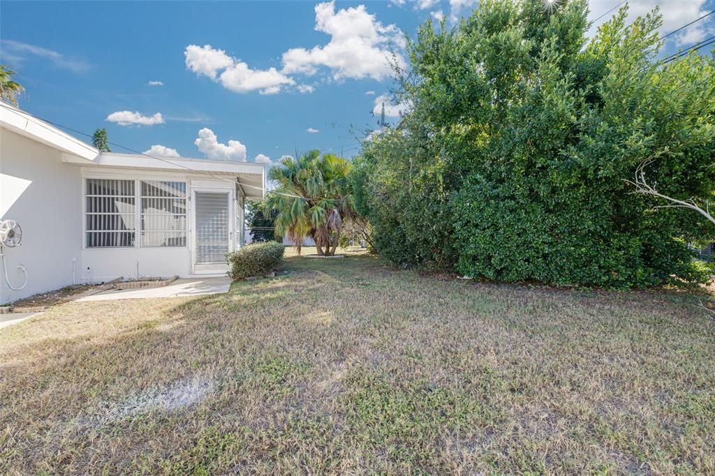 Active With Contract: $299,400 (2 beds, 1 baths, 1035 Square Feet)