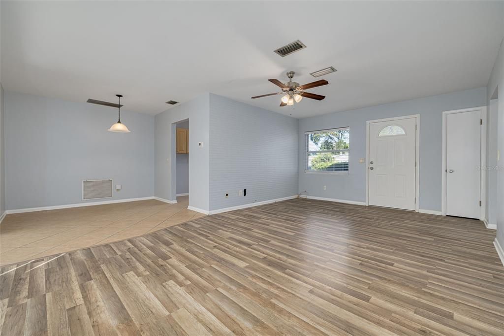 Active With Contract: $299,400 (2 beds, 1 baths, 1035 Square Feet)