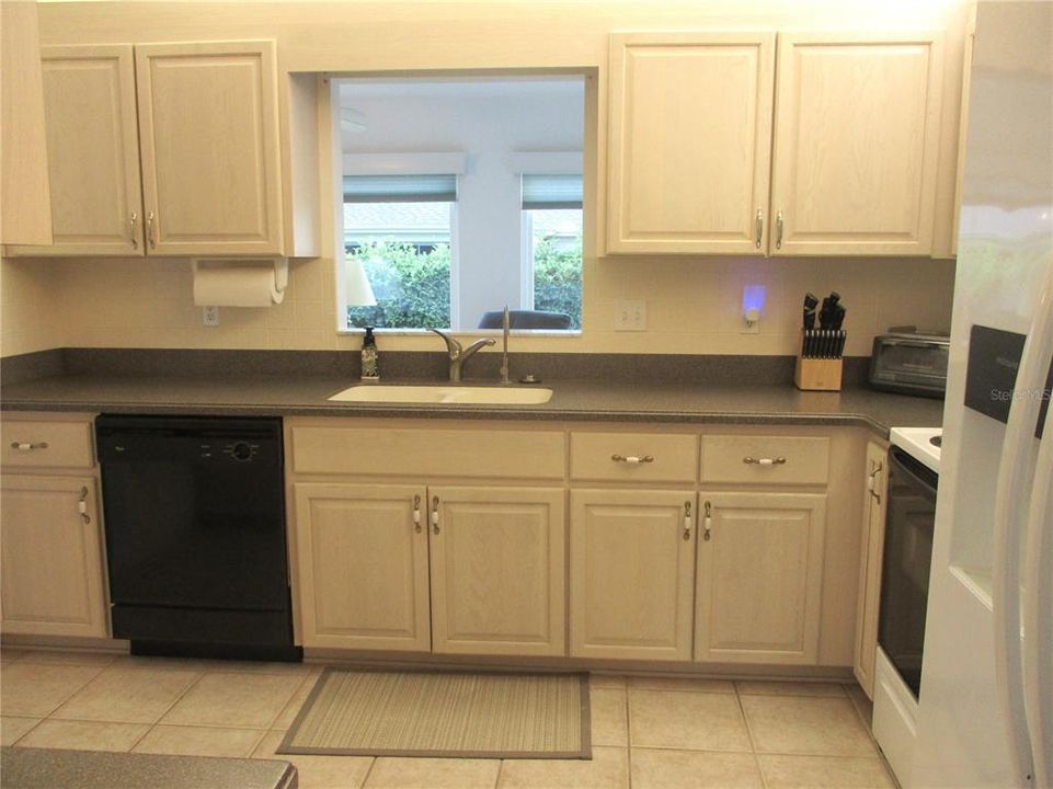 待售: $264,000 (3 贝兹, 2 浴室, 1760 平方英尺)