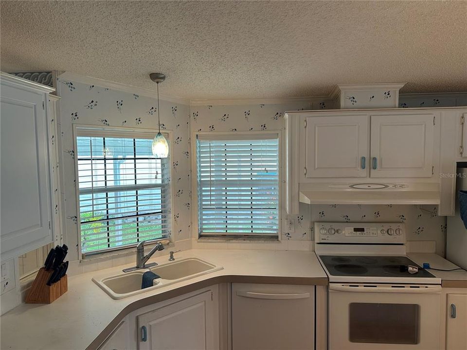 合同活跃: $145,000 (2 贝兹, 2 浴室, 1393 平方英尺)