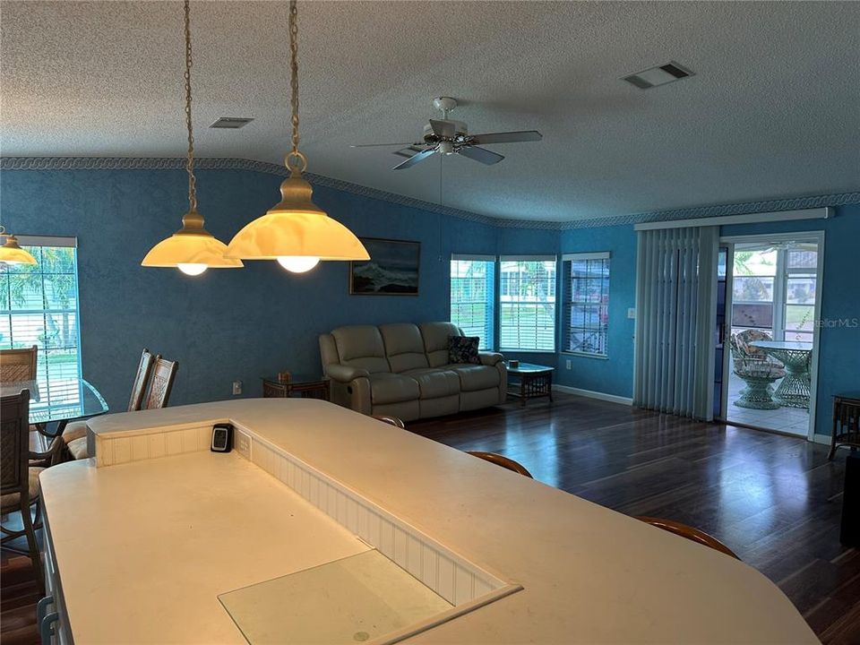 合同活跃: $145,000 (2 贝兹, 2 浴室, 1393 平方英尺)