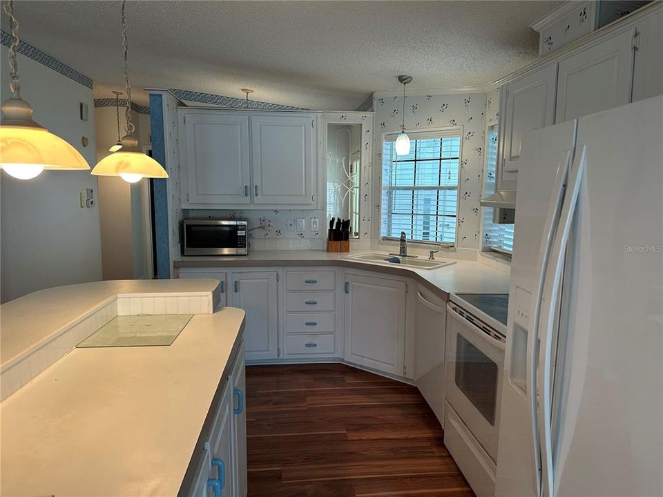 合同活跃: $145,000 (2 贝兹, 2 浴室, 1393 平方英尺)