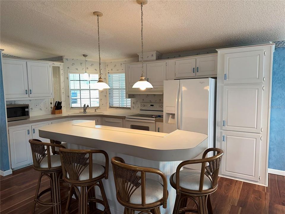 合同活跃: $145,000 (2 贝兹, 2 浴室, 1393 平方英尺)