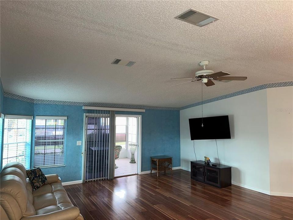 合同活跃: $145,000 (2 贝兹, 2 浴室, 1393 平方英尺)