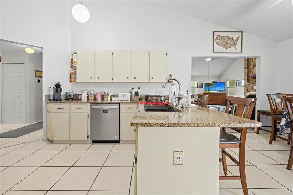 На продажу: $359,900 (3 спален, 2 ванн, 2086 Квадратных фут)