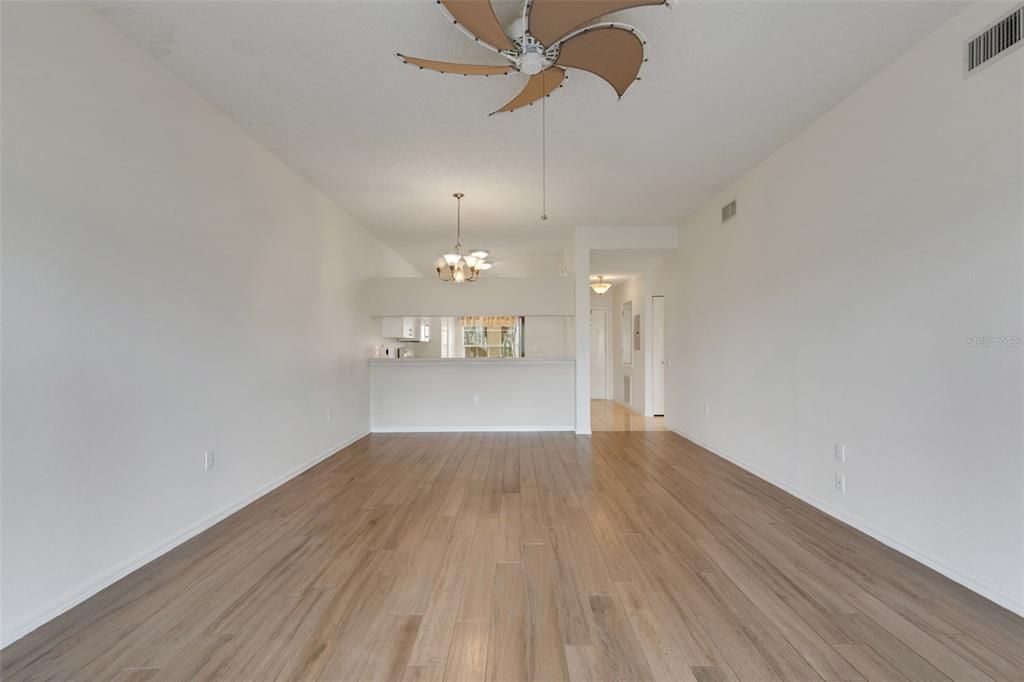 For Sale: $214,750 (2 beds, 2 baths, 1193 Square Feet)