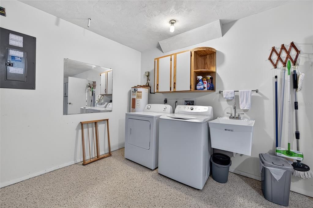 На продажу: $300,000 (2 спален, 2 ванн, 1700 Квадратных фут)