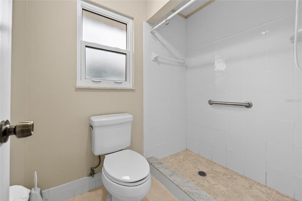 На продажу: $300,000 (2 спален, 2 ванн, 1700 Квадратных фут)