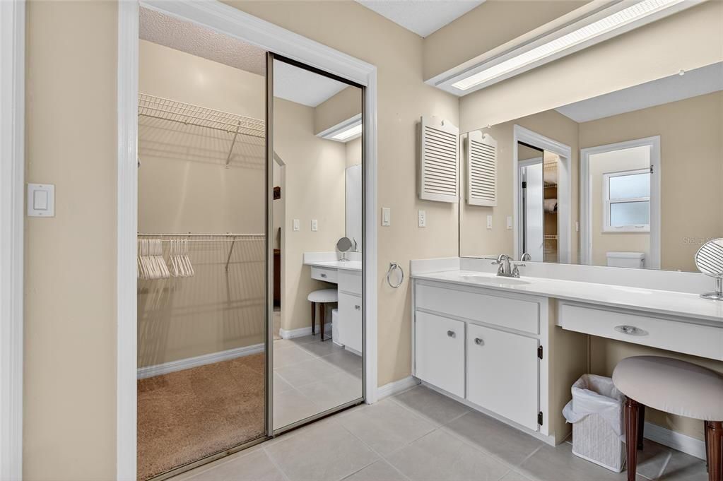 На продажу: $300,000 (2 спален, 2 ванн, 1700 Квадратных фут)