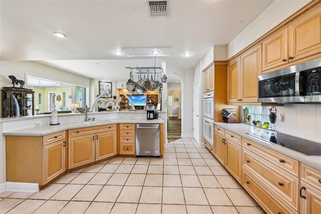 合同活跃: $775,000 (4 贝兹, 3 浴室, 3296 平方英尺)