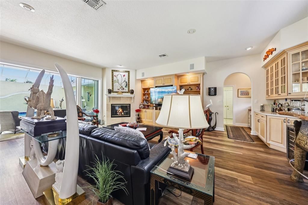 合同活跃: $775,000 (4 贝兹, 3 浴室, 3296 平方英尺)