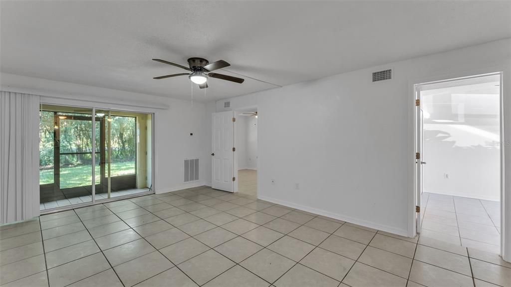 For Sale: $122,000 (2 beds, 1 baths, 840 Square Feet)