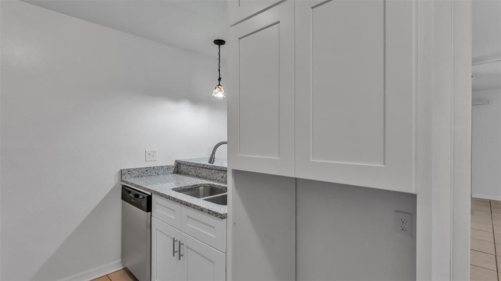 For Sale: $122,000 (2 beds, 1 baths, 840 Square Feet)