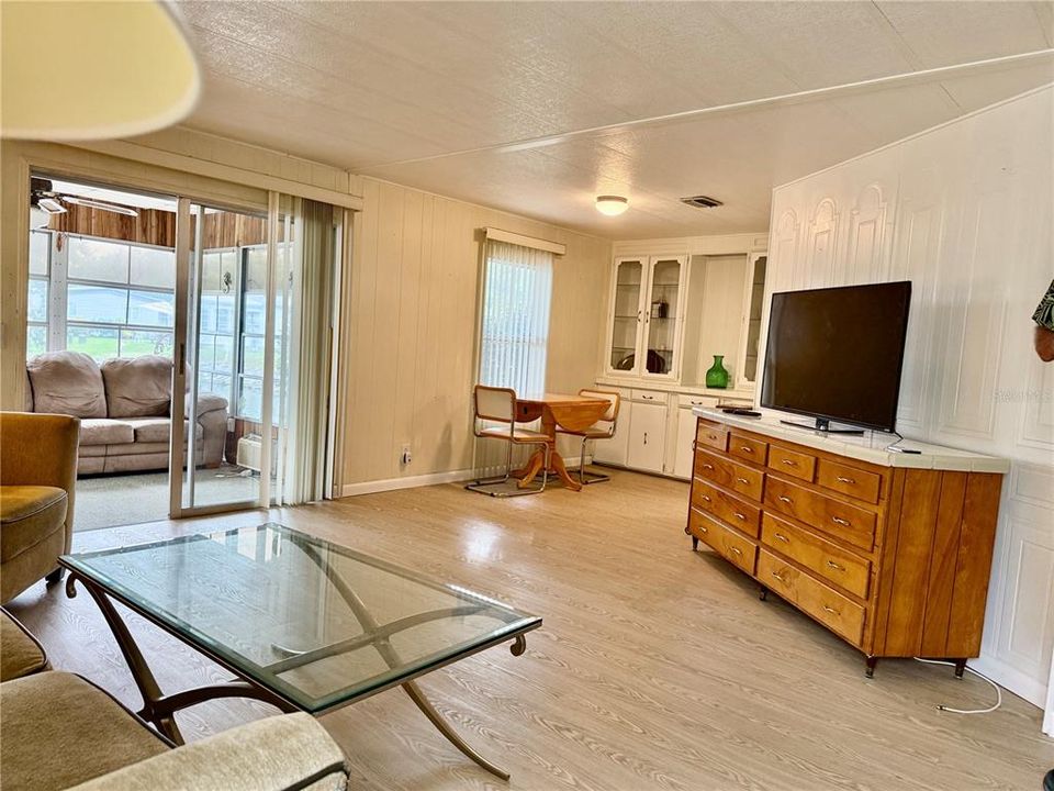 Active With Contract: $129,900 (2 beds, 2 baths, 960 Square Feet)