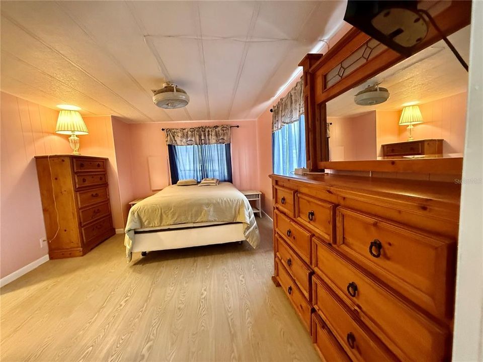 Active With Contract: $129,900 (2 beds, 2 baths, 960 Square Feet)