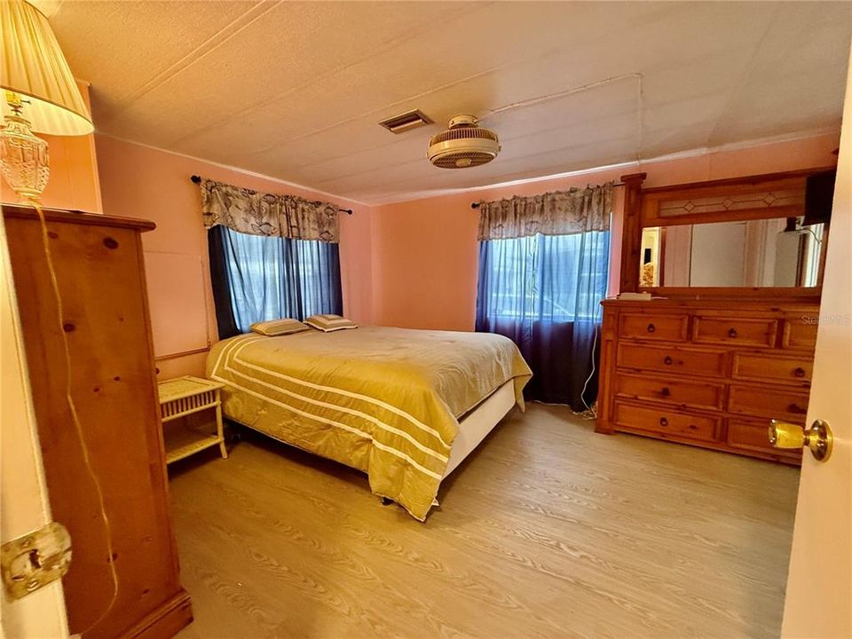 Active With Contract: $129,900 (2 beds, 2 baths, 960 Square Feet)