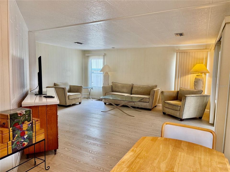 Active With Contract: $129,900 (2 beds, 2 baths, 960 Square Feet)