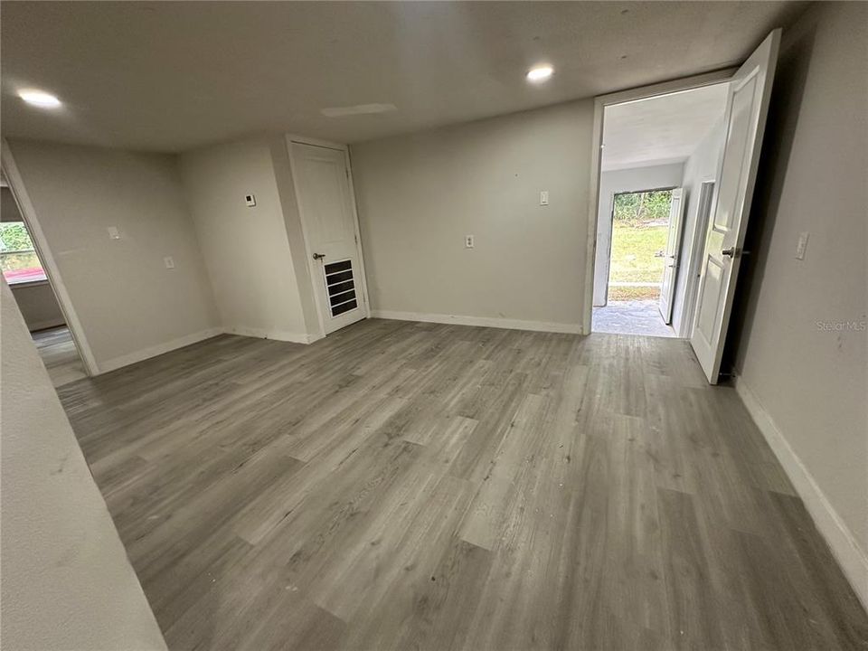 待售: $140,000 (4 贝兹, 2 浴室, 960 平方英尺)