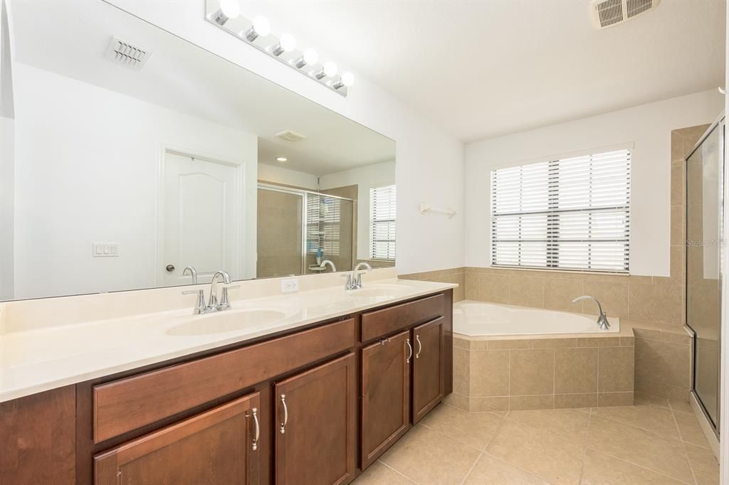 Под контрактом: $515,000 (4 спален, 2 ванн, 2532 Квадратных фут)