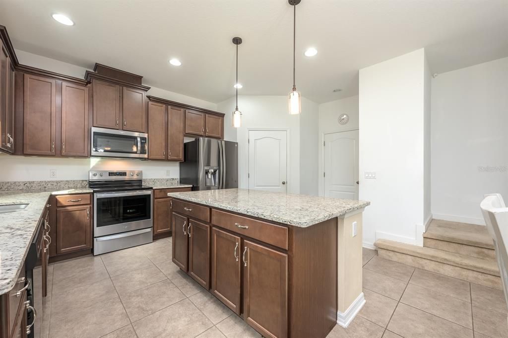 Под контрактом: $515,000 (4 спален, 2 ванн, 2532 Квадратных фут)