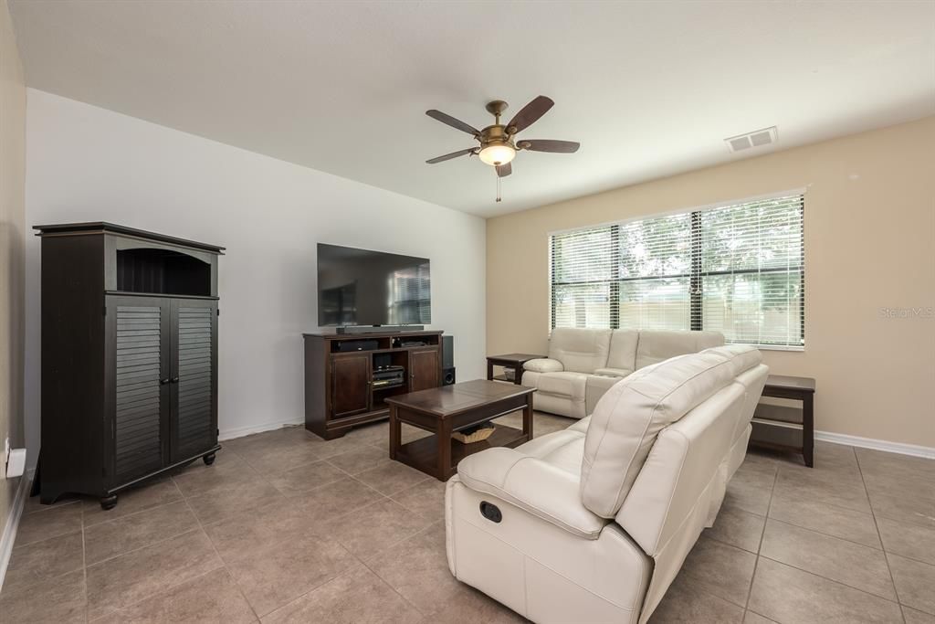 Под контрактом: $515,000 (4 спален, 2 ванн, 2532 Квадратных фут)