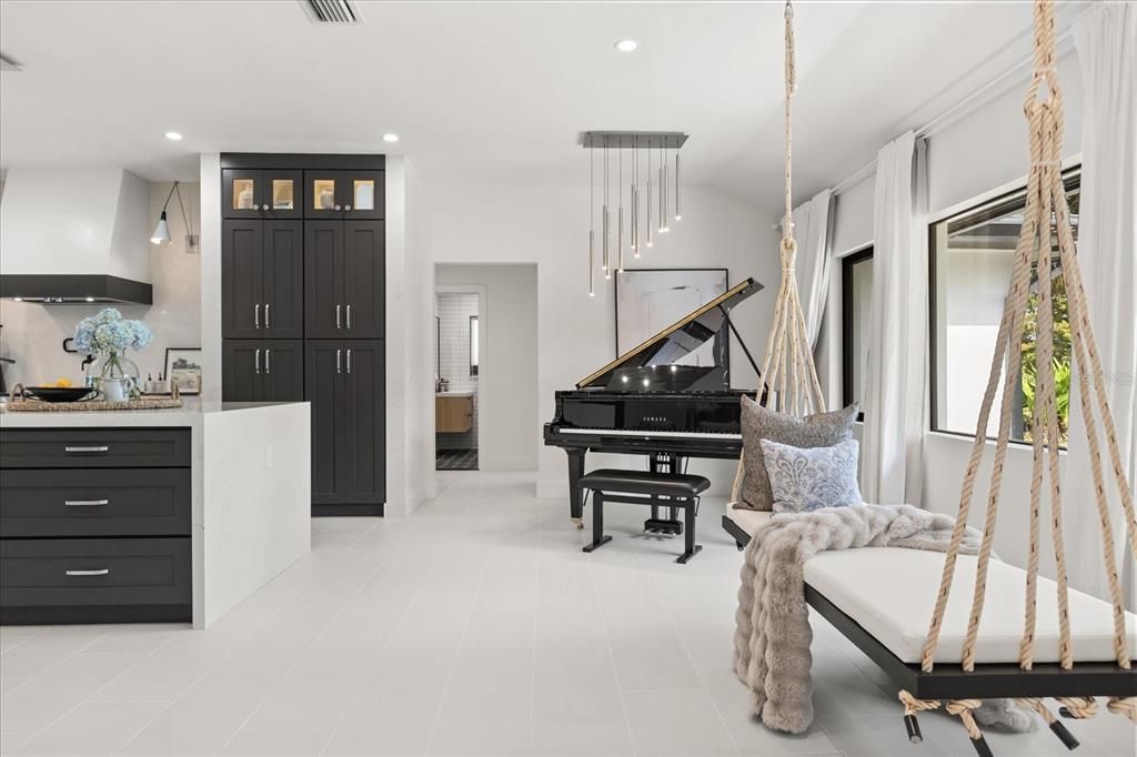 合同活跃: $1,599,900 (3 贝兹, 3 浴室, 2432 平方英尺)