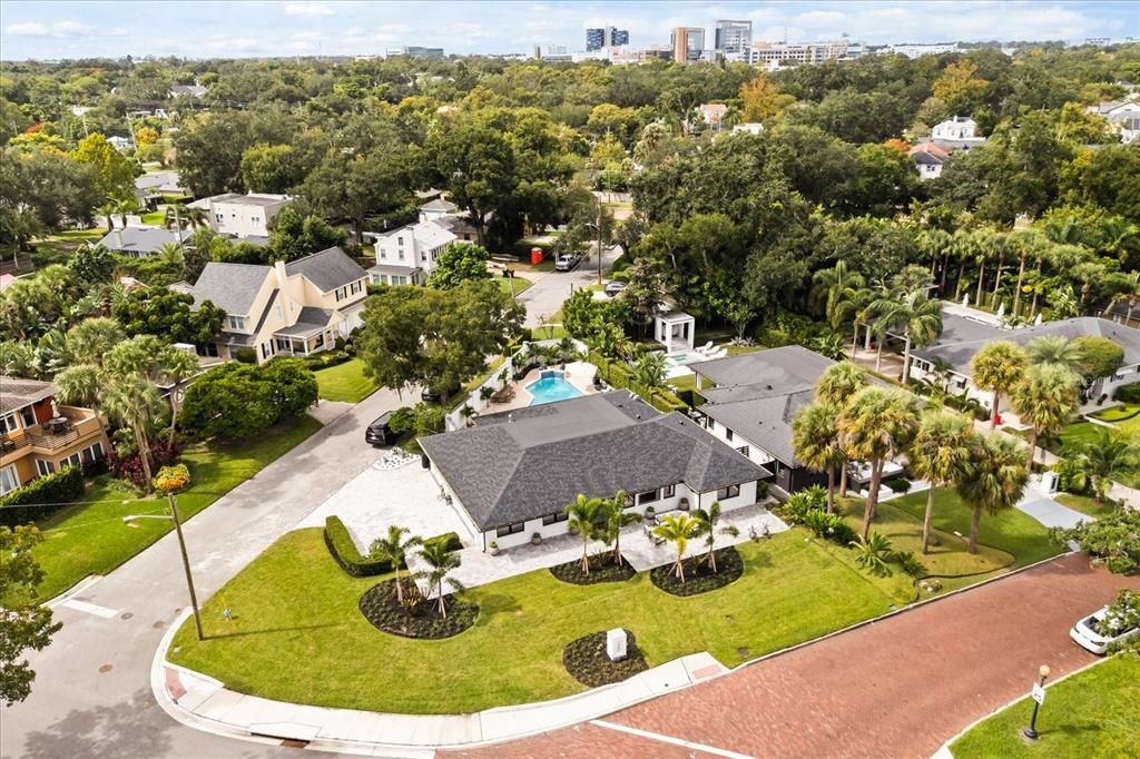 合同活跃: $1,599,900 (3 贝兹, 3 浴室, 2432 平方英尺)