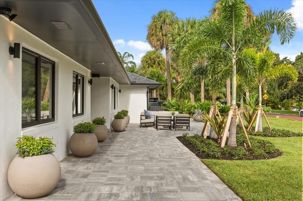 合同活跃: $1,599,900 (3 贝兹, 3 浴室, 2432 平方英尺)