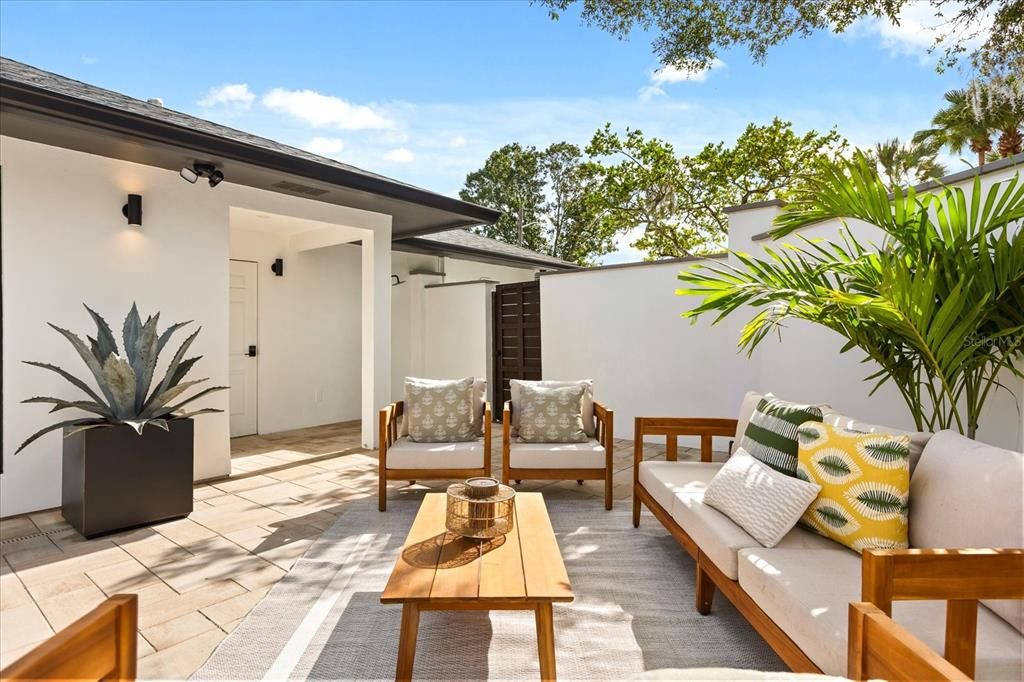 合同活跃: $1,599,900 (3 贝兹, 3 浴室, 2432 平方英尺)