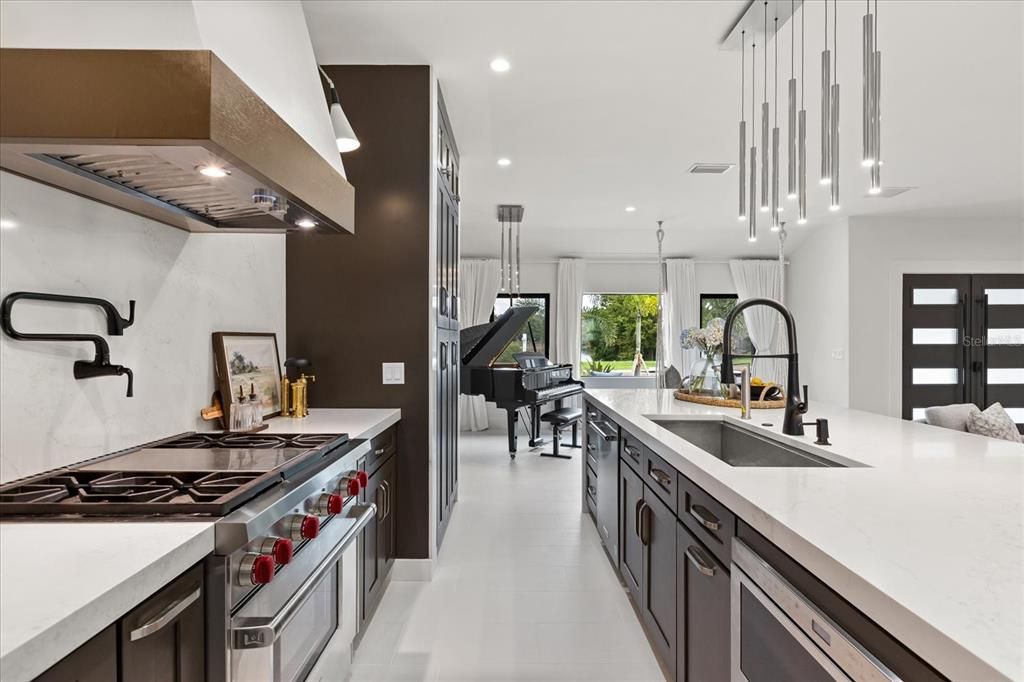 合同活跃: $1,599,900 (3 贝兹, 3 浴室, 2432 平方英尺)