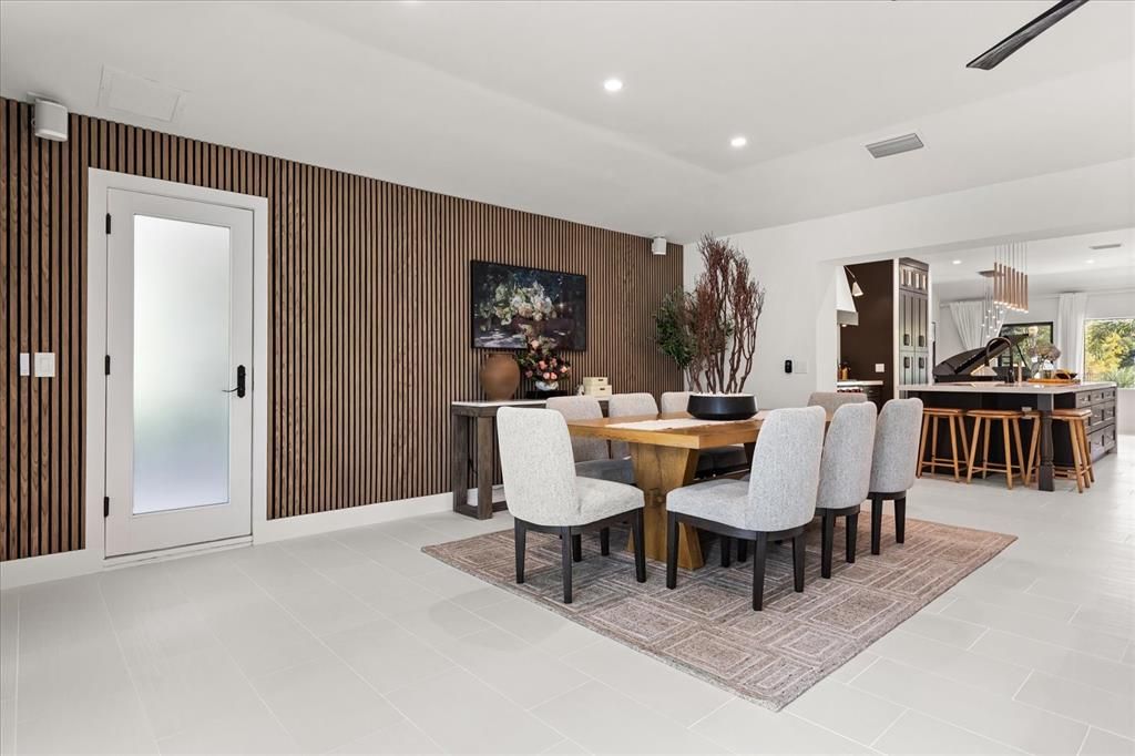 合同活跃: $1,599,900 (3 贝兹, 3 浴室, 2432 平方英尺)