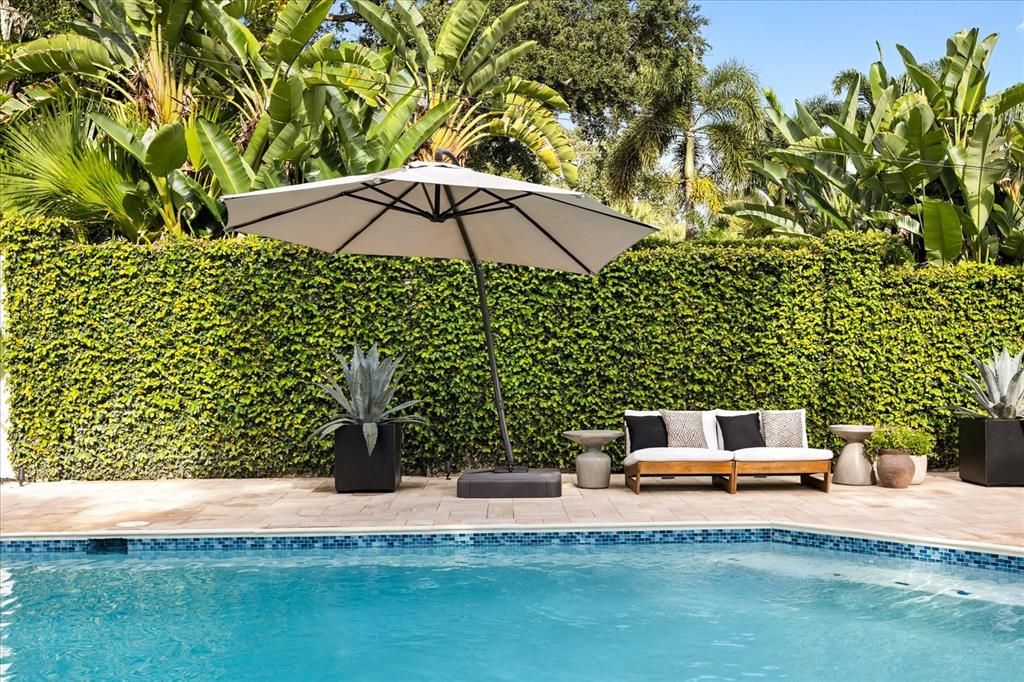 合同活跃: $1,599,900 (3 贝兹, 3 浴室, 2432 平方英尺)