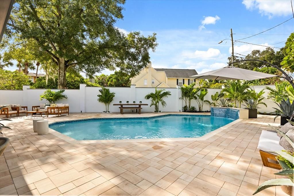 合同活跃: $1,599,900 (3 贝兹, 3 浴室, 2432 平方英尺)