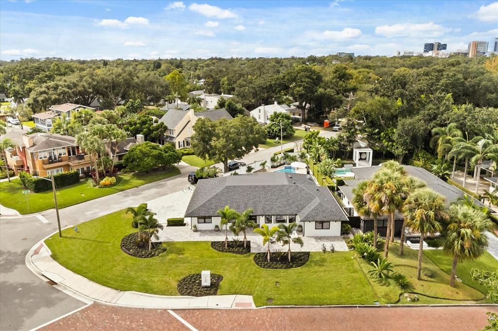 合同活跃: $1,599,900 (3 贝兹, 3 浴室, 2432 平方英尺)