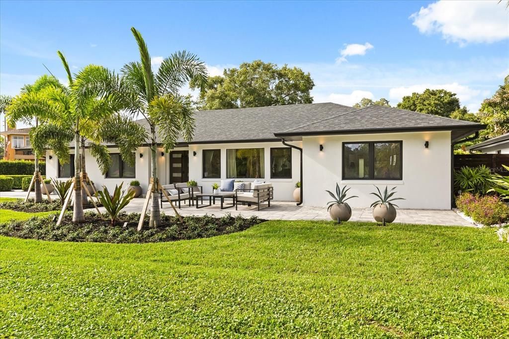 合同活跃: $1,599,900 (3 贝兹, 3 浴室, 2432 平方英尺)