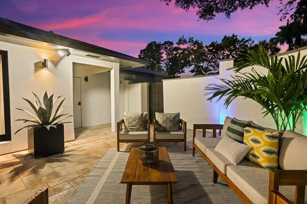 合同活跃: $1,599,900 (3 贝兹, 3 浴室, 2432 平方英尺)