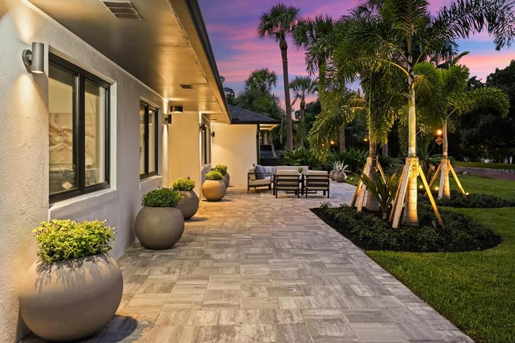 合同活跃: $1,599,900 (3 贝兹, 3 浴室, 2432 平方英尺)