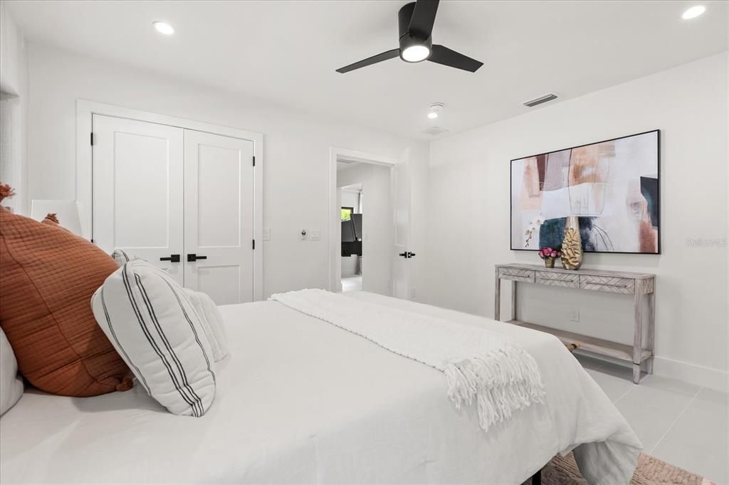 合同活跃: $1,599,900 (3 贝兹, 3 浴室, 2432 平方英尺)