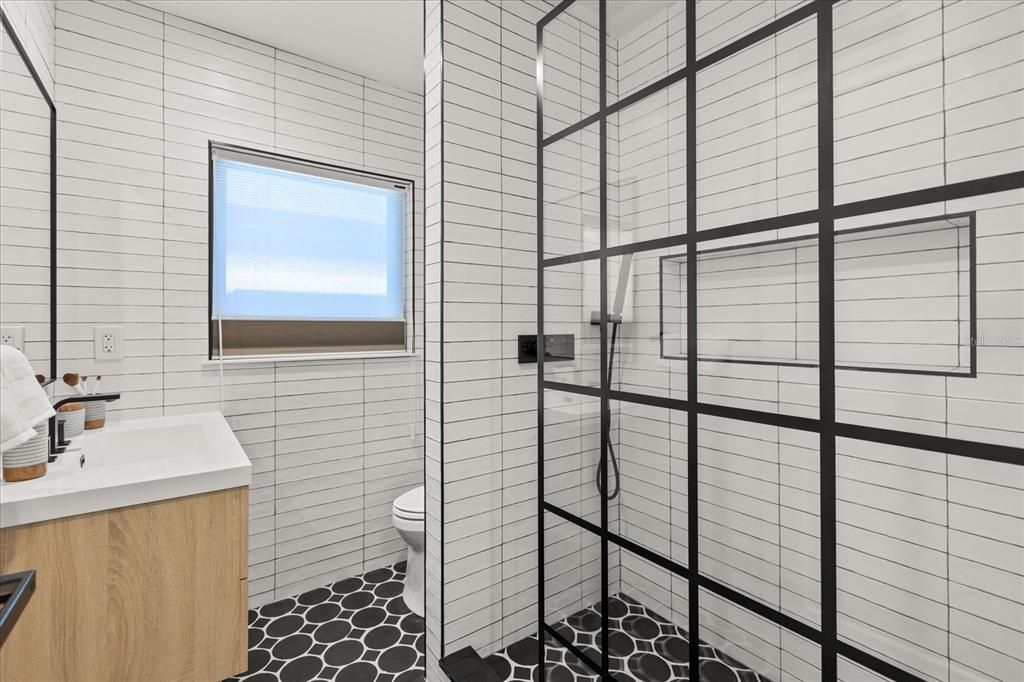 合同活跃: $1,599,900 (3 贝兹, 3 浴室, 2432 平方英尺)